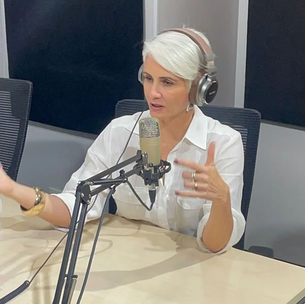 Cristina Goldschmidt dando entrevista em podcast